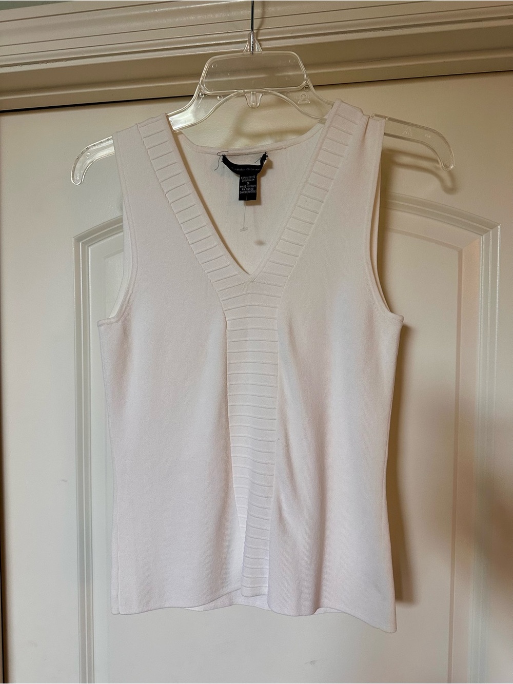 Cable & Gauge - White V-Neck Knit Sleeveless Top - Perfect Condition!